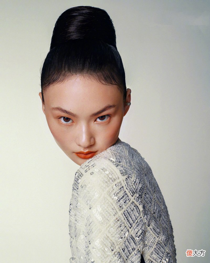 【时尚一点】可塑性强！超模贺聪拍时尚唯美大片，针织开衫可以炫腹，身材绝了