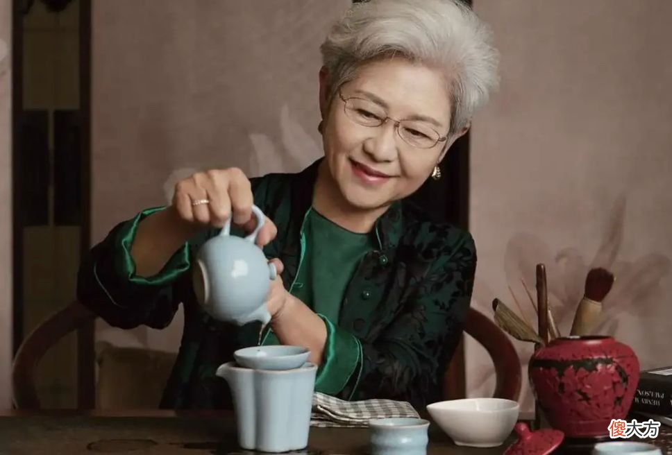 【时尚一点】69岁傅莹风采依旧，一头银发配优雅穿搭真大气，不愧是最美外交官