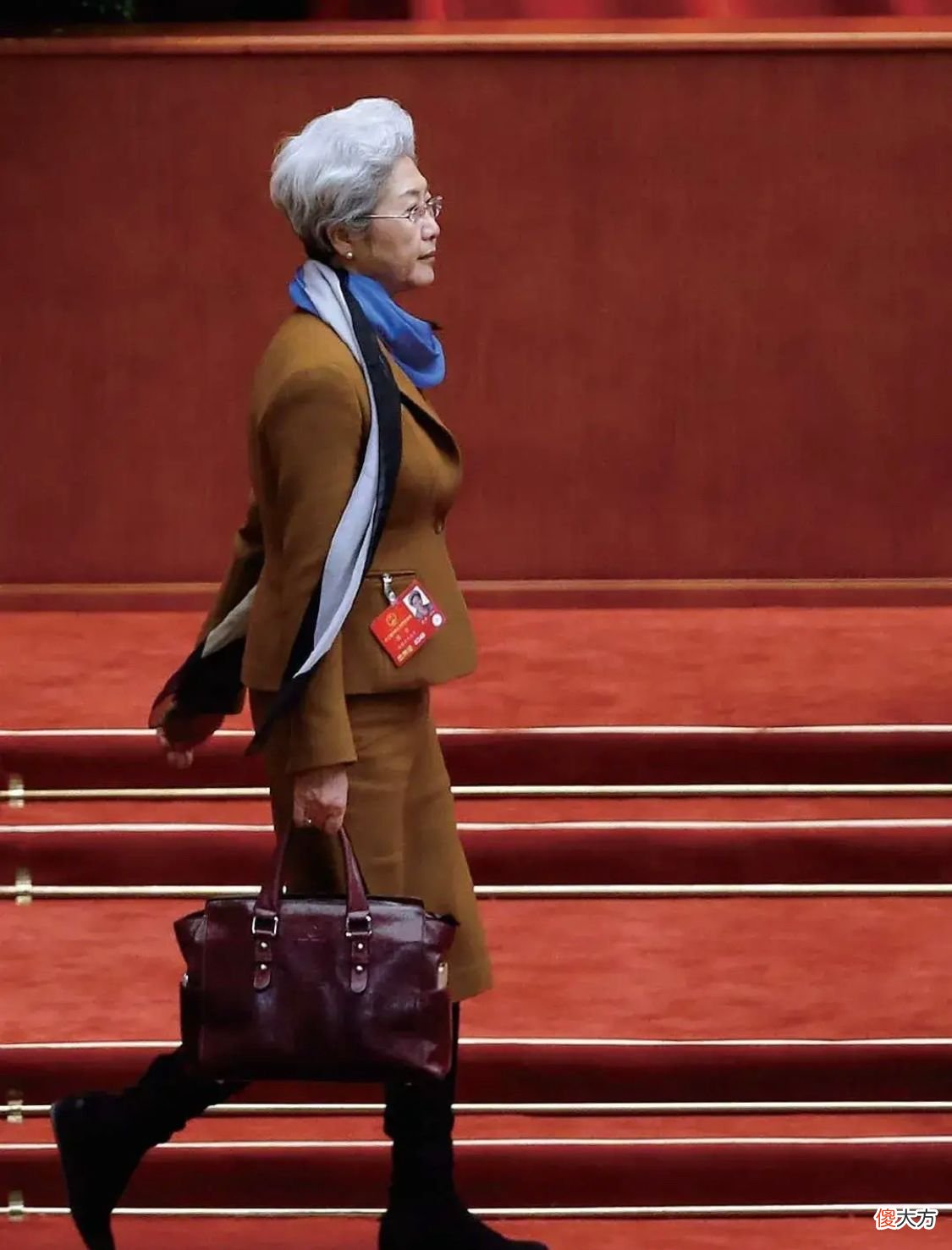 【时尚一点】69岁傅莹风采依旧，一头银发配优雅穿搭真大气，不愧是最美外交官