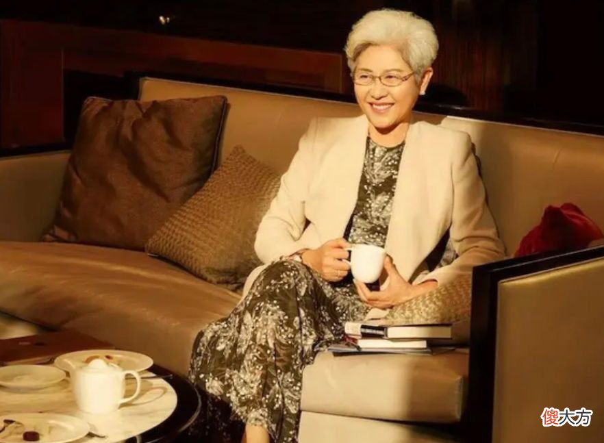 【时尚一点】69岁傅莹风采依旧，一头银发配优雅穿搭真大气，不愧是最美外交官