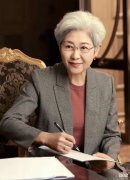 【时尚一点】69岁傅莹风采依旧，一头银发配优雅穿搭真大气，不愧是最美外交官