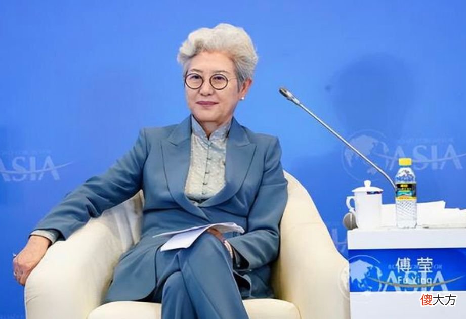 【时尚一点】69岁傅莹风采依旧，一头银发配优雅穿搭真大气，不愧是最美外交官