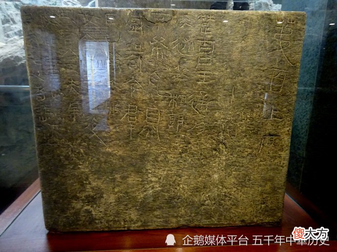 【历史故事】村民挖出千年古墓，墓碑上刻有“此地没有宝藏”，专家：接着挖
