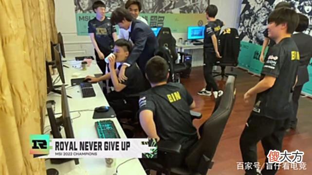 【游戏世界】MSI季中赛：T1落败后，Faker紧盯屏幕令人泪目，朱开成大满贯教练