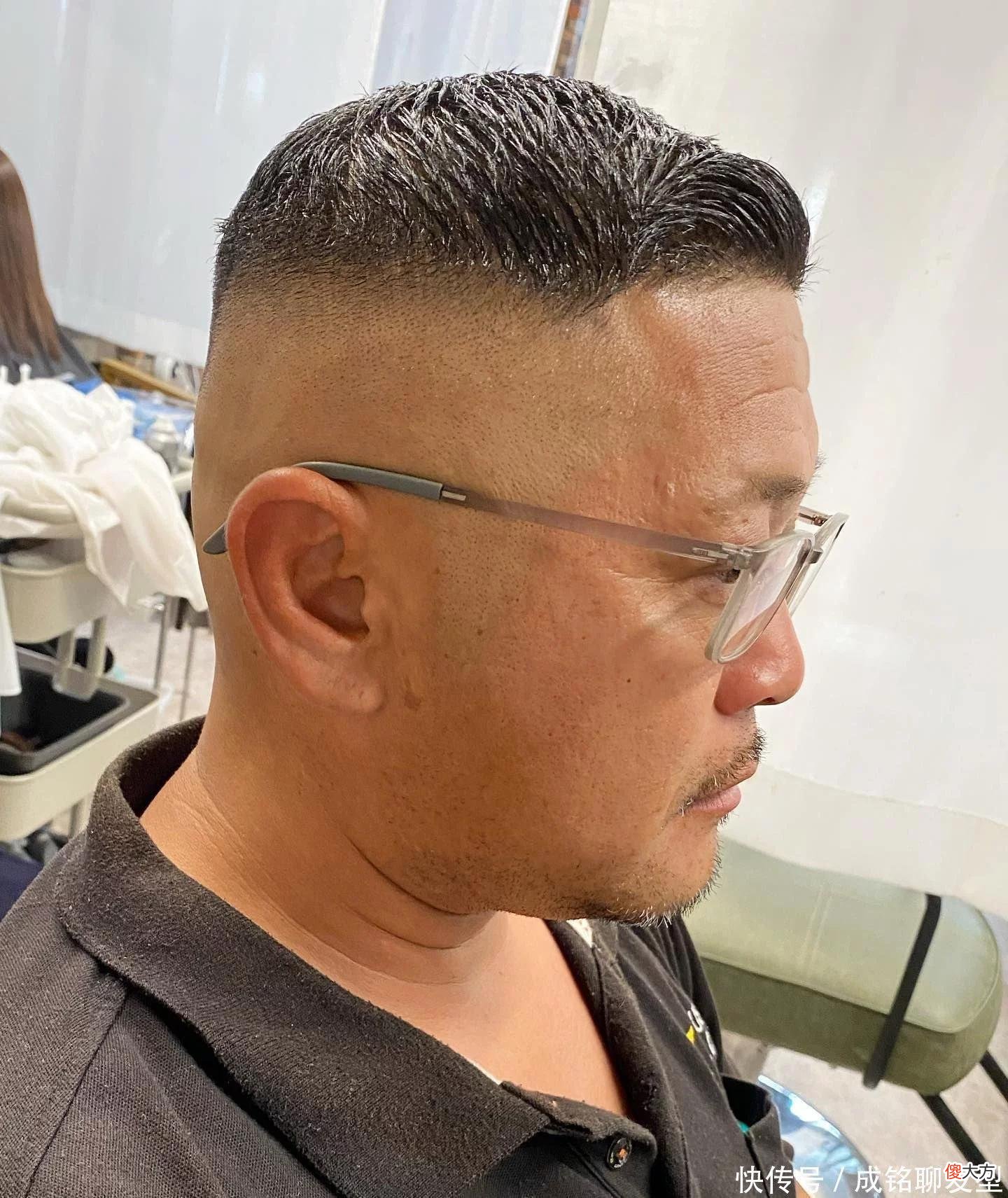 【时尚一点】四五十岁的男人别总剪板寸，这几款发型帅气有型，轻松摆脱油腻感