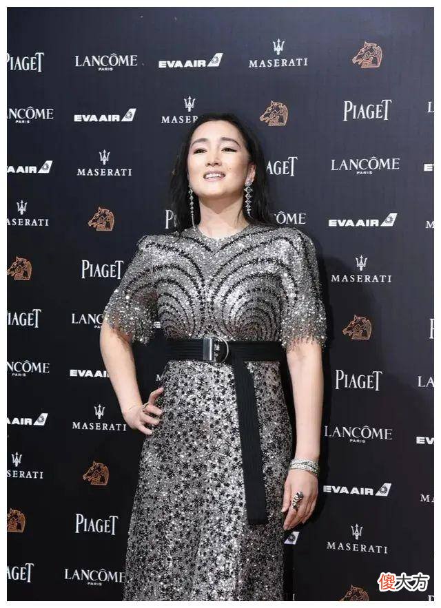 【时尚一点】巩俐身穿黑色连衣裙，腰粗不影响整体美