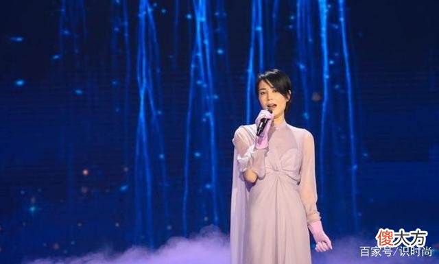 【时尚一点】王菲藕粉色长纱裙，网纱材质衣物搭配白色连衣裙，仙气翻倍
