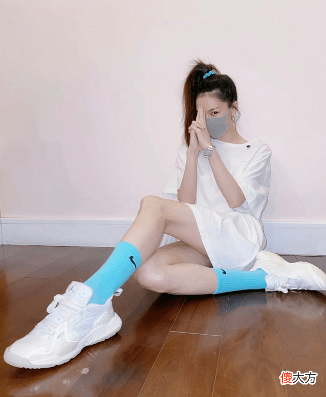 【时尚一点】钟楚曦晒私服身材苗条但健康紧致有线条但身材不是单纯的瘦