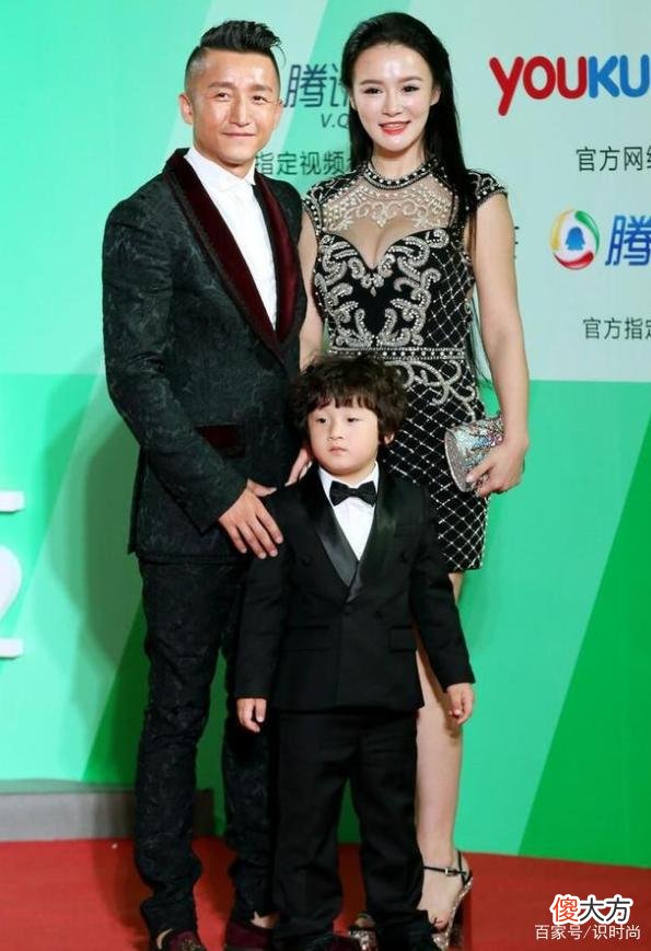 【就爱时尚】冉莹颖：紧身裙+外套，凸显身材与气质