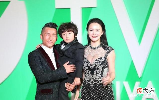 【就爱时尚】冉莹颖：紧身裙+外套，凸显身材与气质