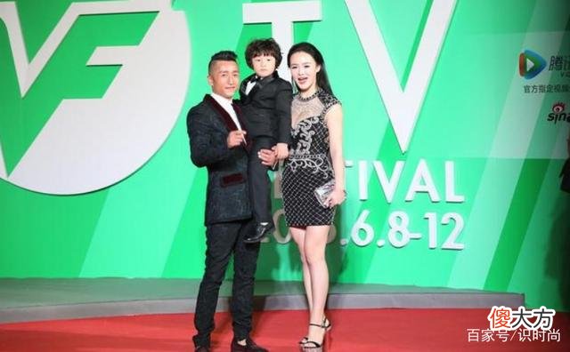 【就爱时尚】冉莹颖：紧身裙+外套，凸显身材与气质