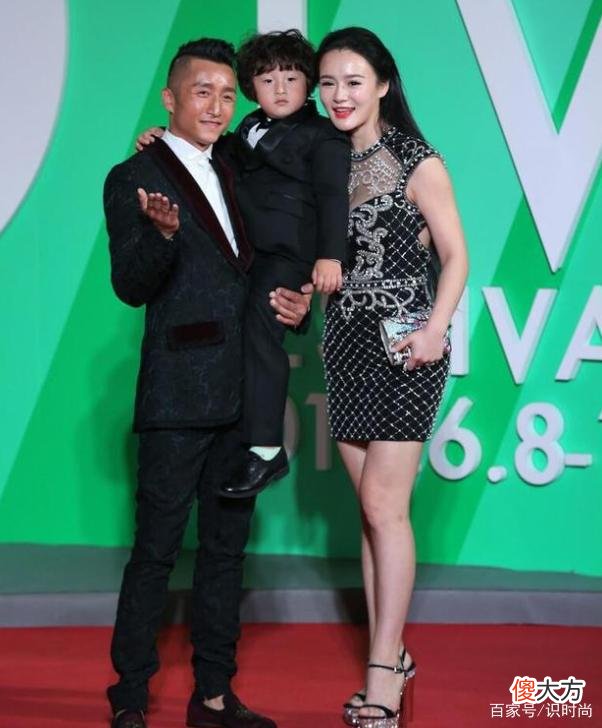 【就爱时尚】冉莹颖：紧身裙+外套，凸显身材与气质