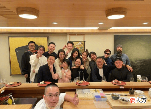 【就爱时尚】林心如妈妈70大寿聚会照曝光，霍建华罕见将自己打扮了一番