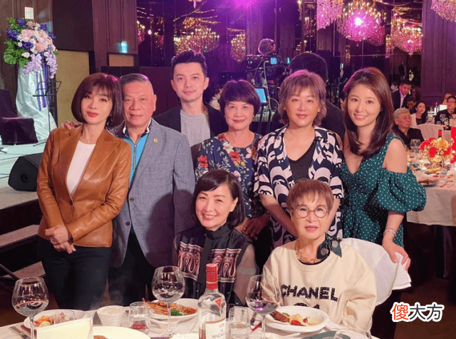 【就爱时尚】林心如妈妈70大寿聚会照曝光，霍建华罕见将自己打扮了一番