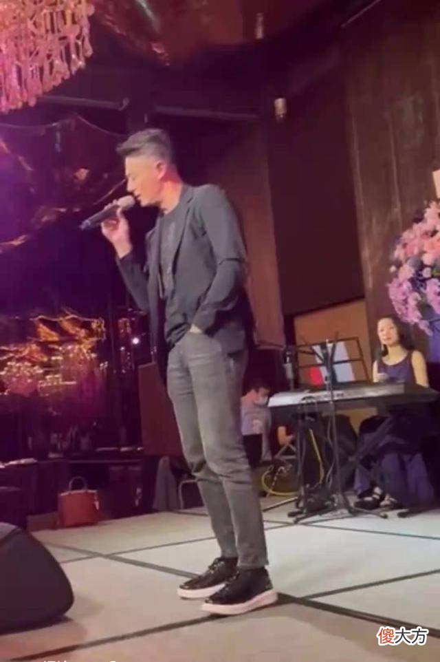 【就爱时尚】林心如妈妈70大寿聚会照曝光，霍建华罕见将自己打扮了一番