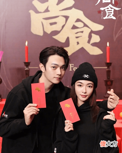 【就爱时尚】吴谨言许凯同穿黑色卫衣，许凯不客气张大嘴吃的非常开心