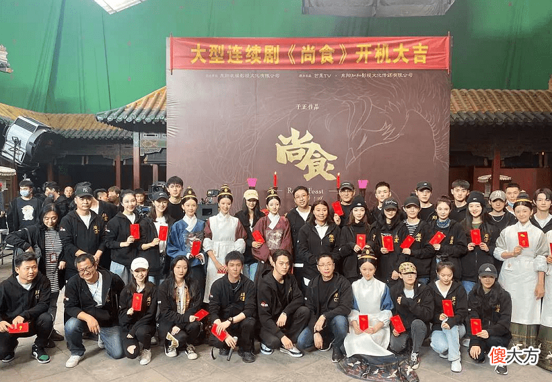 【就爱时尚】吴谨言许凯同穿黑色卫衣，许凯不客气张大嘴吃的非常开心