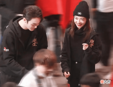 【就爱时尚】吴谨言许凯同穿黑色卫衣，许凯不客气张大嘴吃的非常开心