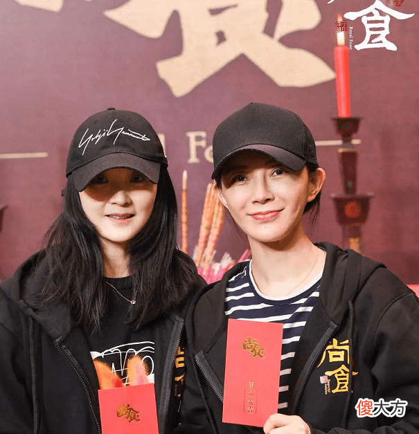 【就爱时尚】吴谨言许凯同穿黑色卫衣，许凯不客气张大嘴吃的非常开心