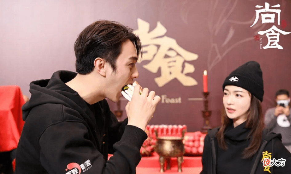 【就爱时尚】吴谨言许凯同穿黑色卫衣，许凯不客气张大嘴吃的非常开心