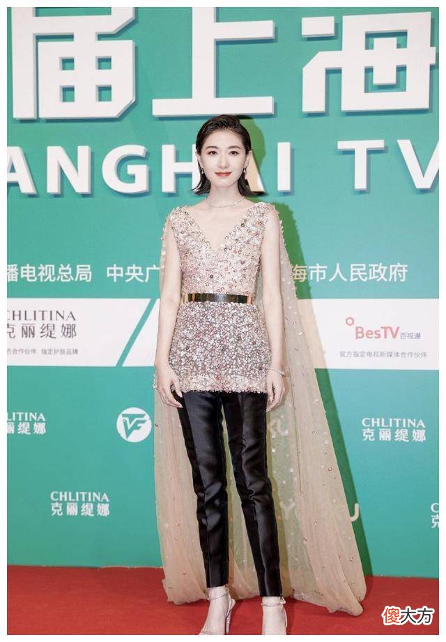 【就爱时尚】班茜看起来温柔性感干练，全员美丽清爽，吸引了目光