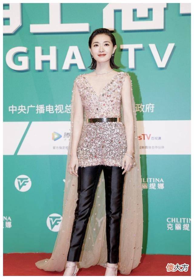 【就爱时尚】班茜看起来温柔性感干练，全员美丽清爽，吸引了目光