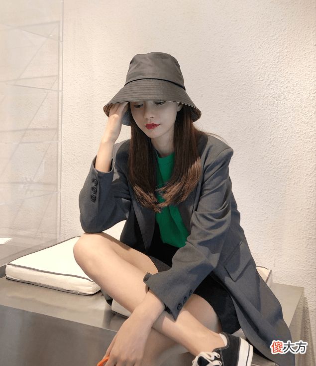 【就爱时尚】沈梦辰身穿健美短裤秀美腿，穿西装搭配绿色打底衫，衣品亮了