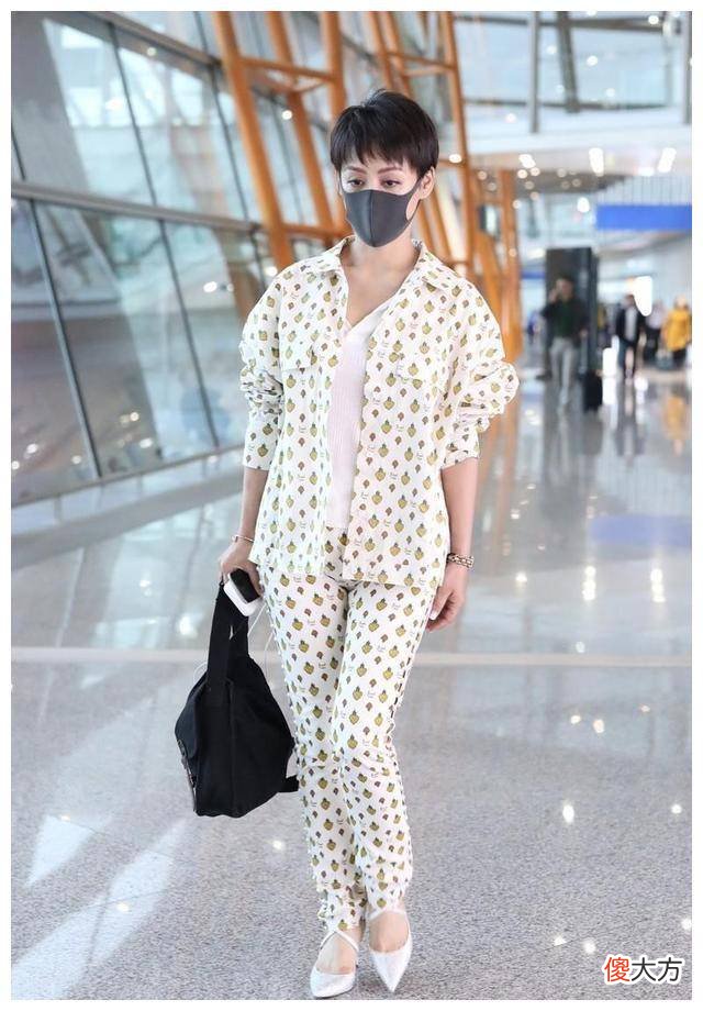 【时尚一点】47岁安静的身材也很好！穿着“菠萝”西装在机场走，年龄也会下