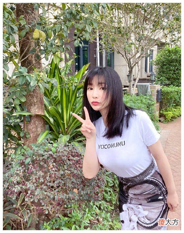 【就爱时尚】柳岩穿着灰色t恤，那么紧的t恤很硬，但是紧张感让人折服