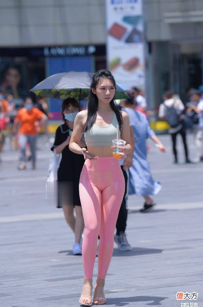 【时尚一点】街拍：一条修身的时尚裤，让你看起来就像是电影里的女boss