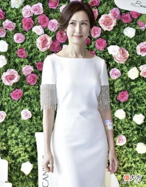 【时尚一点】郭蔼明的温柔穿搭造型大放送