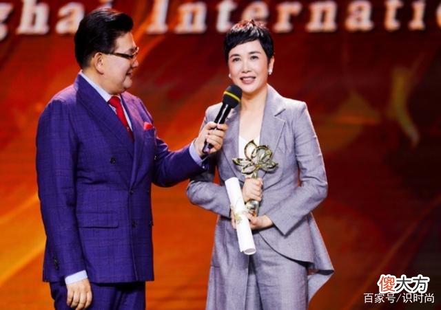 【时尚一点】蒋雯丽的黑色礼服怎么穿才能更有女人味？