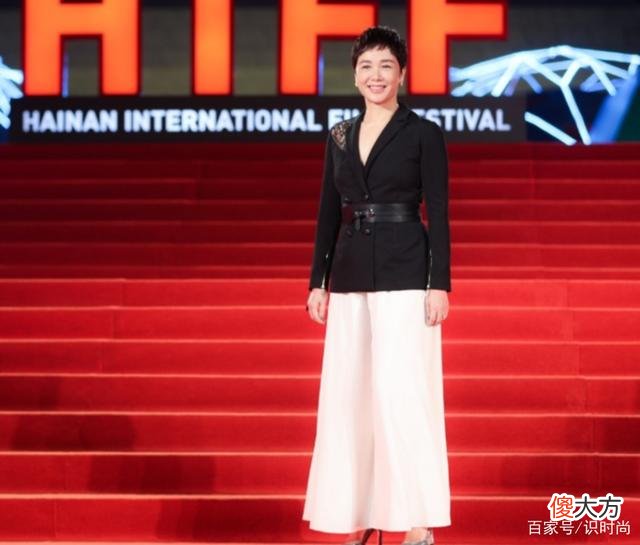 【时尚一点】蒋雯丽的黑色礼服怎么穿才能更有女人味？