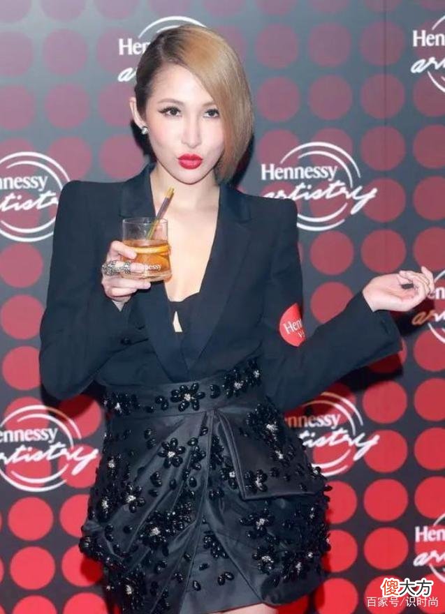 【时尚一点】萧亚轩穿牛仔衬衫搭配黑色修身皮裤,展现苗条身材比例