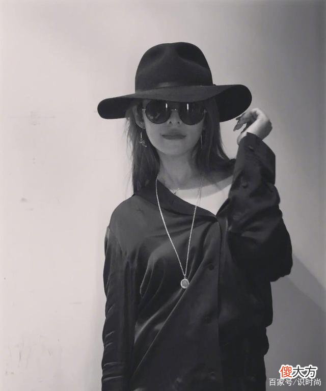 【时尚一点】萧亚轩穿牛仔衬衫搭配黑色修身皮裤，展现苗条身材比例