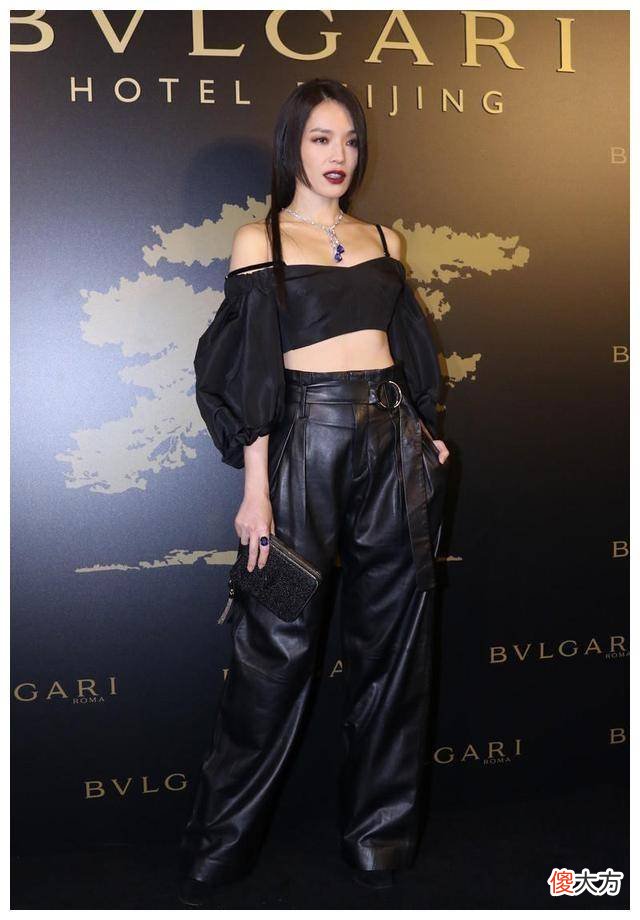 【就爱时尚】“性感女神”舒淇穿得真大胆，巴掌大的肩膀衣服上爆着阔腿裤