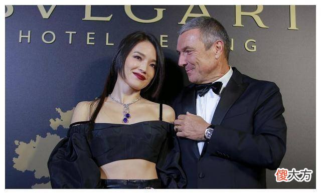 【就爱时尚】“性感女神”舒淇穿得真大胆，巴掌大的肩膀衣服上爆着阔腿裤
