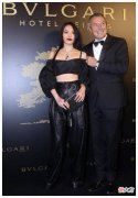 【就爱时尚】“性感女神”舒淇穿得真大胆，巴掌大的肩膀衣服上爆着阔腿裤