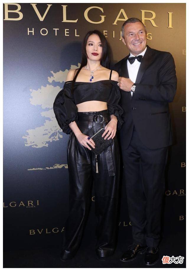 【就爱时尚】“性感女神”舒淇穿得真大胆，巴掌大的肩膀衣服上爆着阔腿裤