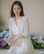 【就爱时尚】白色连衣裙配白色波点连衣裙，让女性的着装保留大方美和清爽感