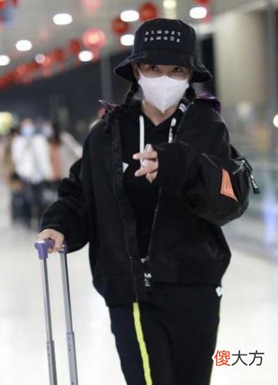 【时尚一点】李冰冰的飞行夹克如何打造减龄造型？
