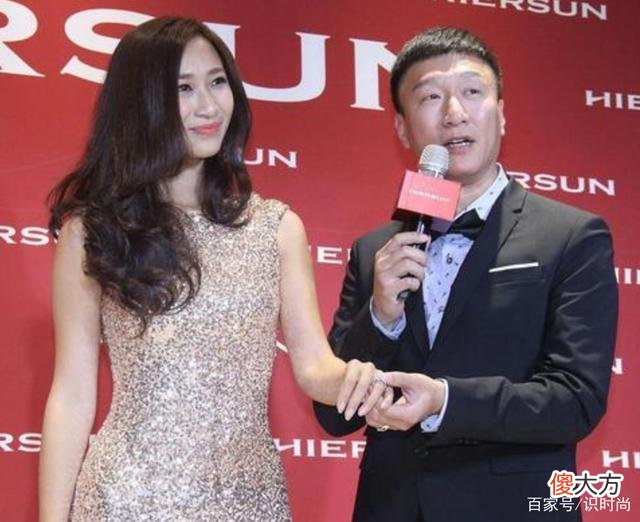 【时尚一点】中年夫妻如何搭配情侣装？学会这几招就够了！