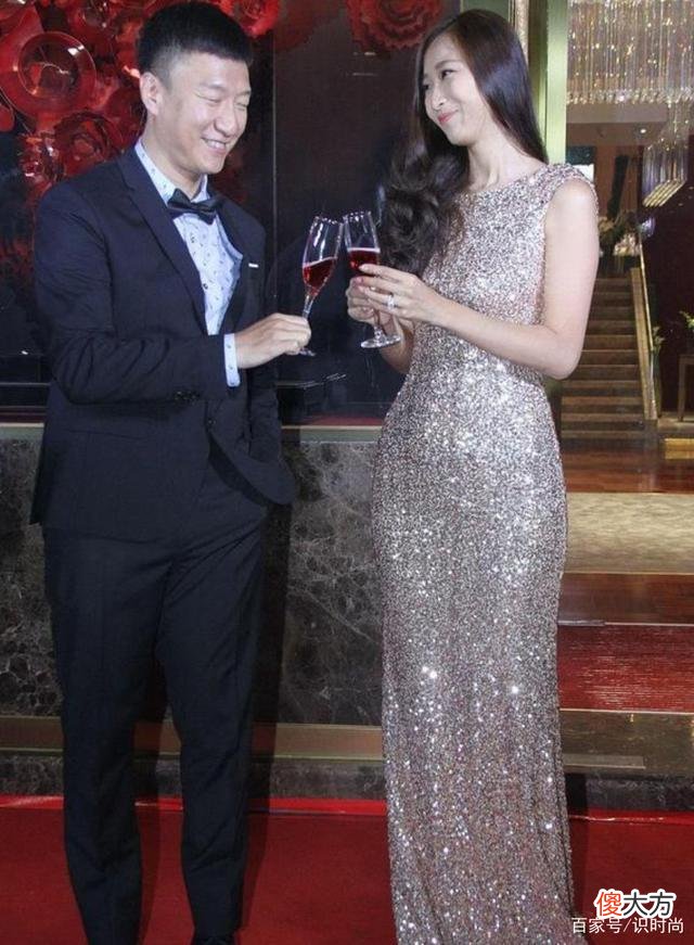 【时尚一点】中年夫妻如何搭配情侣装？学会这几招就够了！