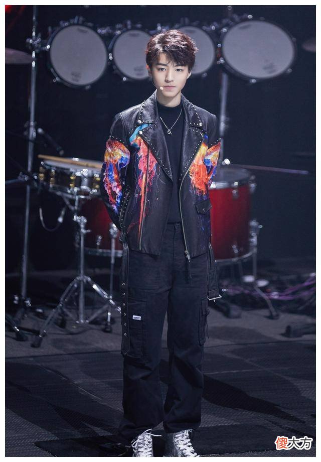 【就爱时尚】华晨宇和王俊凯相差10岁，穿着黑皮衣，少年感多么相似？