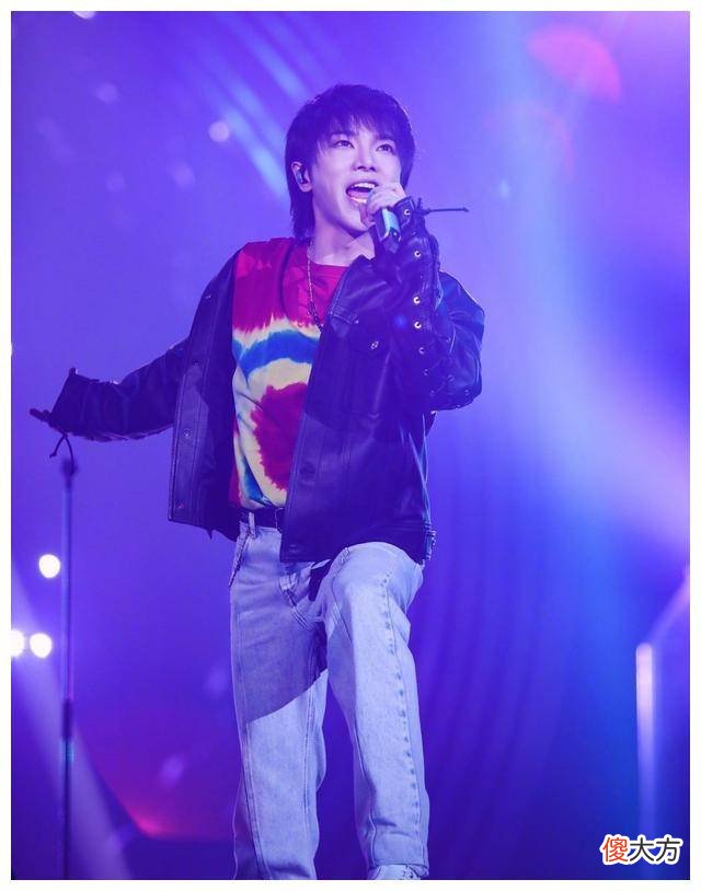 【就爱时尚】华晨宇和王俊凯相差10岁，穿着黑皮衣，少年感多么相似？
