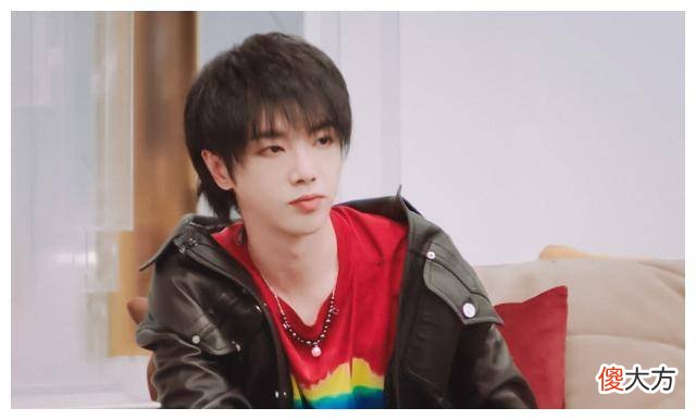 【就爱时尚】华晨宇和王俊凯相差10岁，穿着黑皮衣，少年感多么相似？