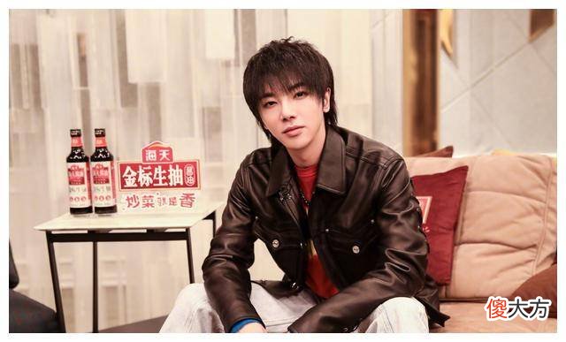 【就爱时尚】华晨宇和王俊凯相差10岁，穿着黑皮衣，少年感多么相似？