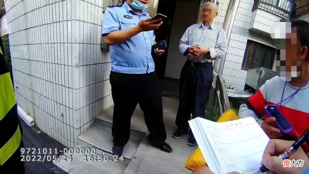 【就爱时尚】老人网购“古币”被骗，快递小哥机智救回！