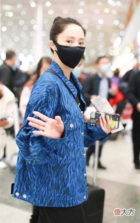 【就爱时尚】董璇黑色工装裤搭配黑色工装裤,展现街头酷帅感,又飒又时尚