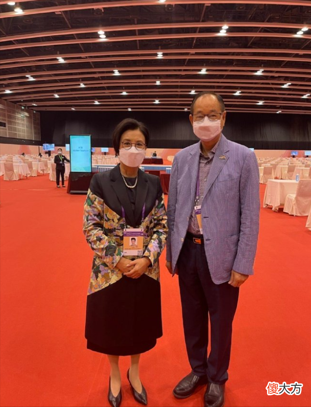 【时尚一点】汪明荃老是老了点，穿蓝色套裙却优雅高贵，这才是74岁该有的样子